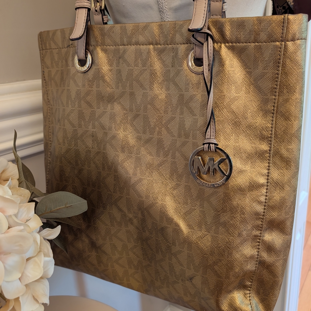 Michael Kors Gold Shoulder Bag with Textured Elegance